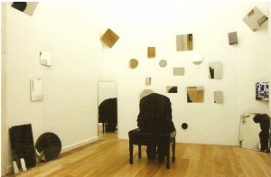 Instalação, figura-escultura, banco de piano e 39 espelhos, dimensões variáveis 